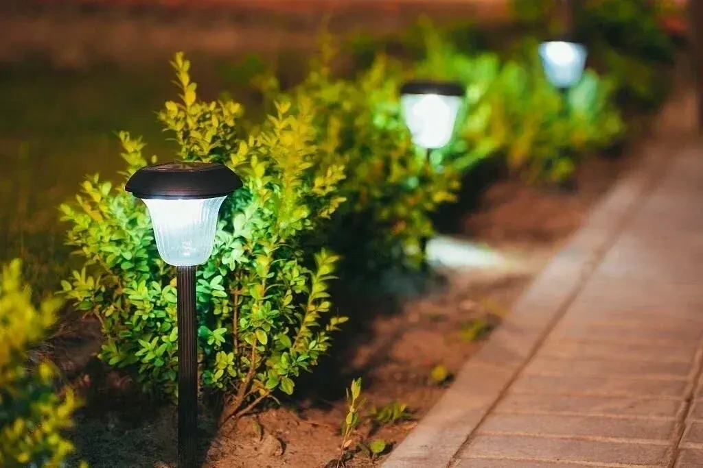 Bahçe Aydınlatması Nasıl Yapılır? Dekoratif Fikirler, Solar ve LED Kurulum Teknikleri