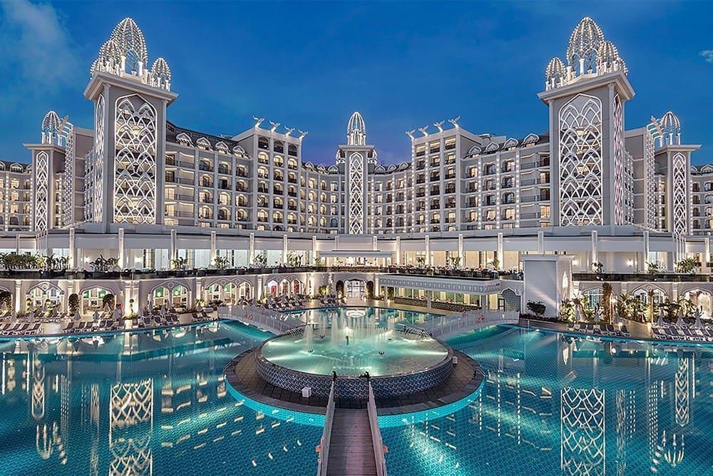 Granada Luxury Belek: Yoğun Otel Kullanımına Özel Rulo Çim Tedariği | Agora Çim