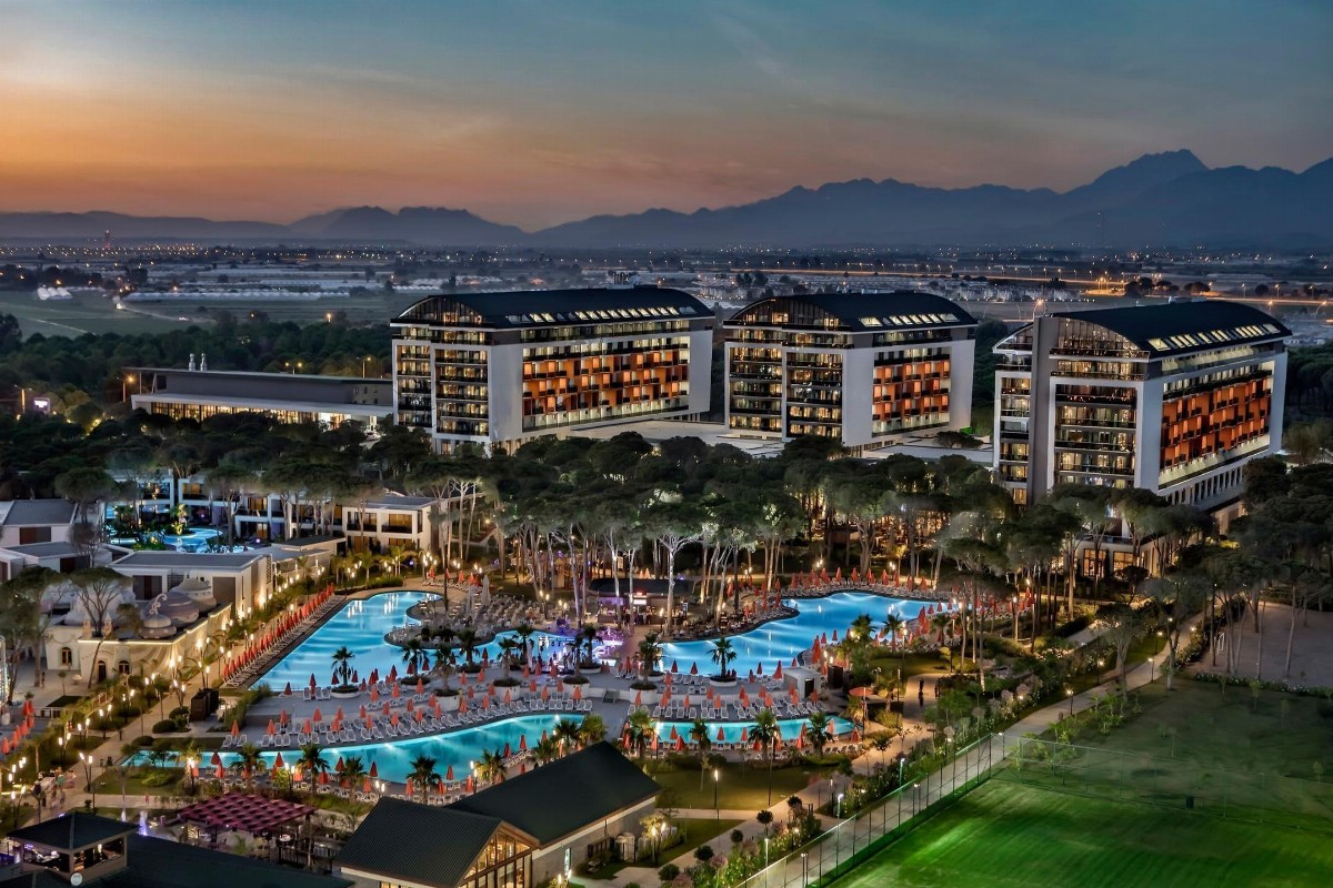 Trendy Otel Lara Projesi | 20.000 m² Rulo Çim Başarısı (Antalya/Kundu)